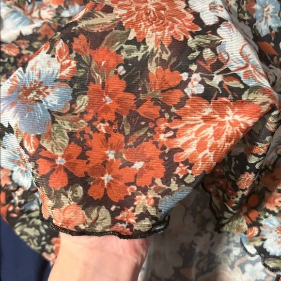 💮 Floral Long Sleeve Crop Top 💮 - Picture 3 of 4